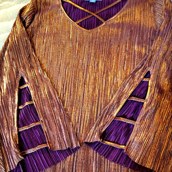 JM Collection- Metallic V-Neck Ribbed Blouse - Picture 4 of 7